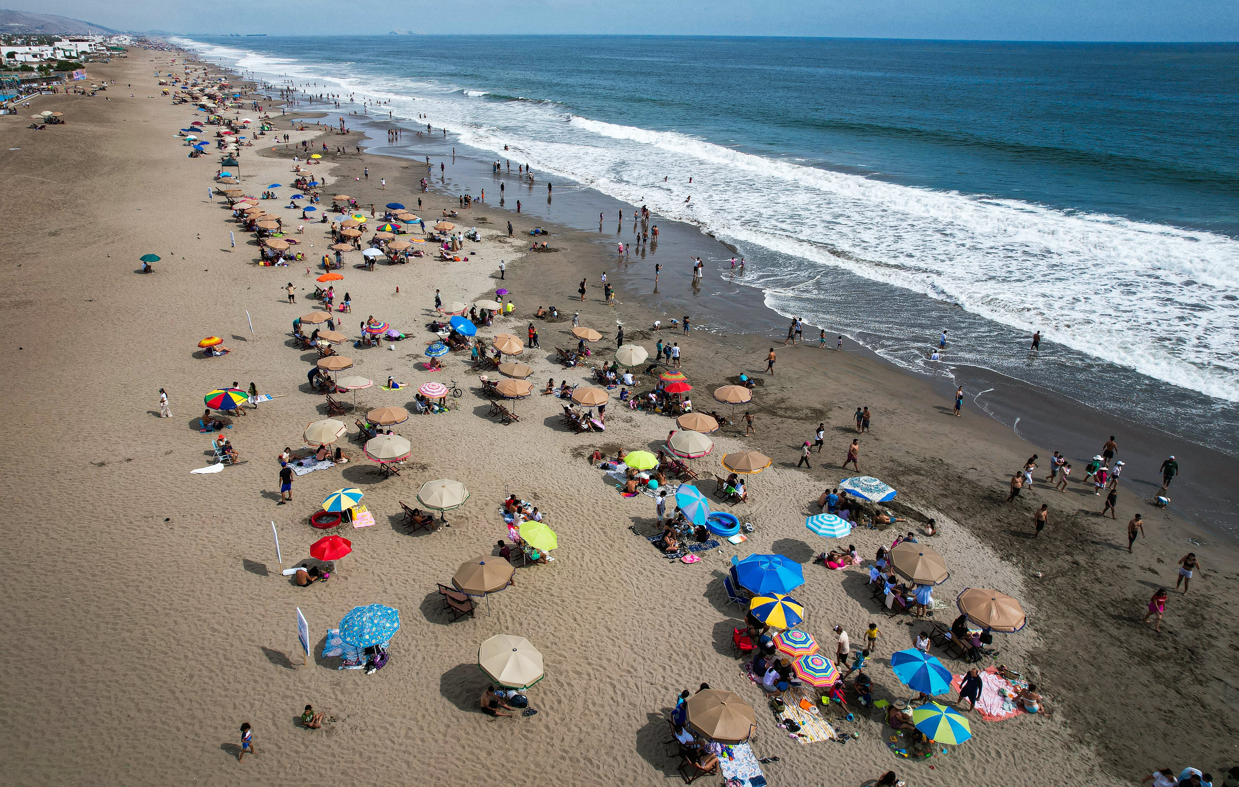 Los bañistas han comenzado a llegar en mayor cantidad a la playa La Herradura tras el arenado realizado. (Foto: Municipalidad de Chorrillos)