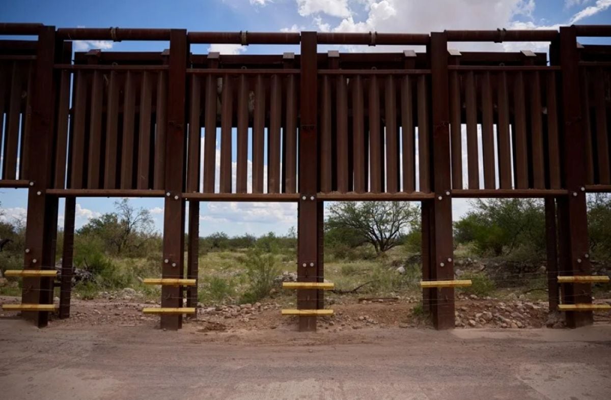 EE.UU. retomó la construcción de un tramo de 100 kilómetros de muro fronterizo en Arizona, pese a la oposición de la Nación Tohono O’odham. Foto: EFE.