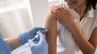 Destacan ampliación de vacunación contra el Virus del Papiloma Humano a mayores de 18 años