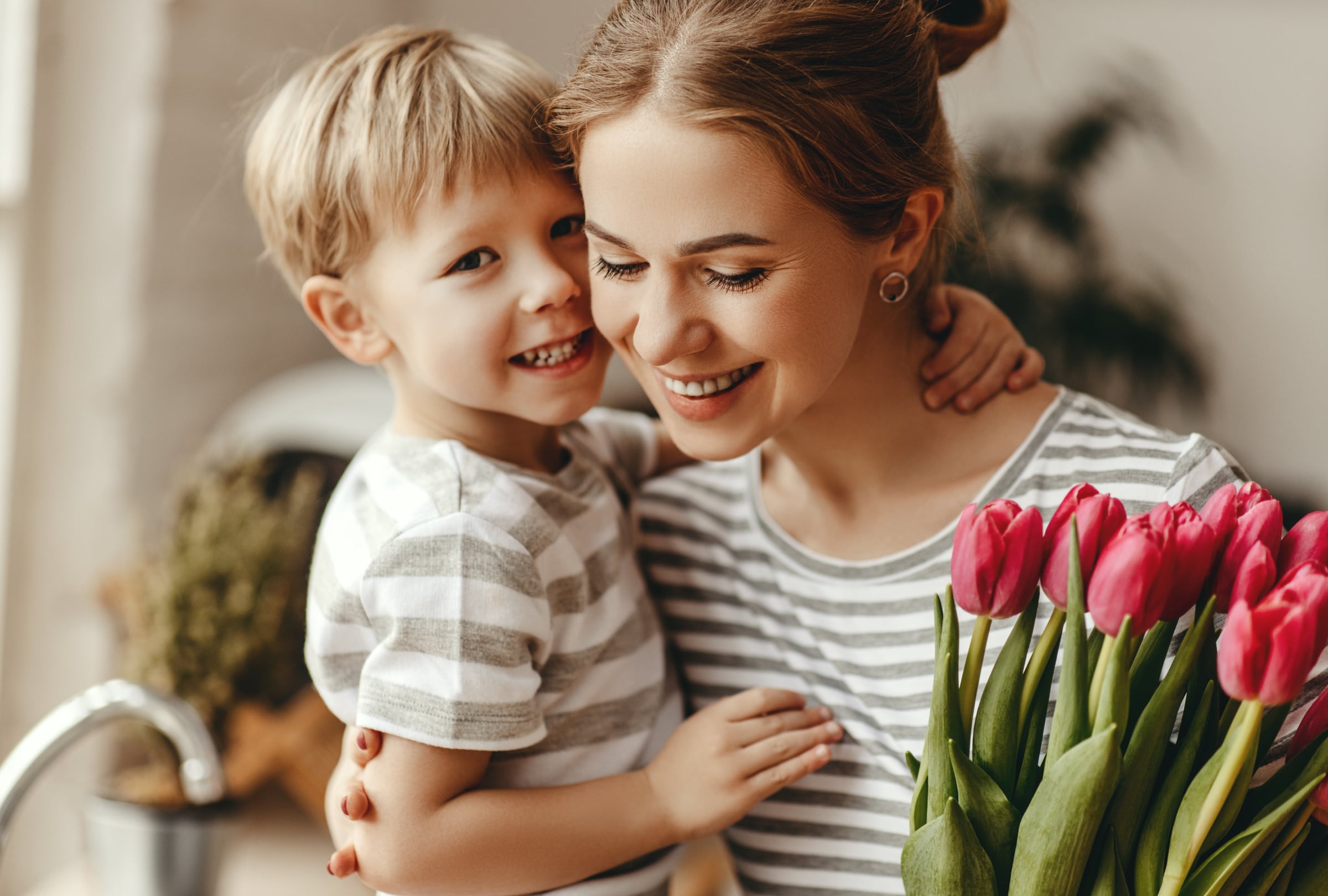 Este domingo 10 de mayo, dedica palabras llenas de emoción con estas 210 frases cortas por el Día de la Madre en México y Estados Unidos. Encuentra la más bonita y compártela con mamá en WhatsApp, Instagram o Facebook. FOTO DE EVGENY ATAMANENKO PARA ISTOCK Y GETTY IMAGES