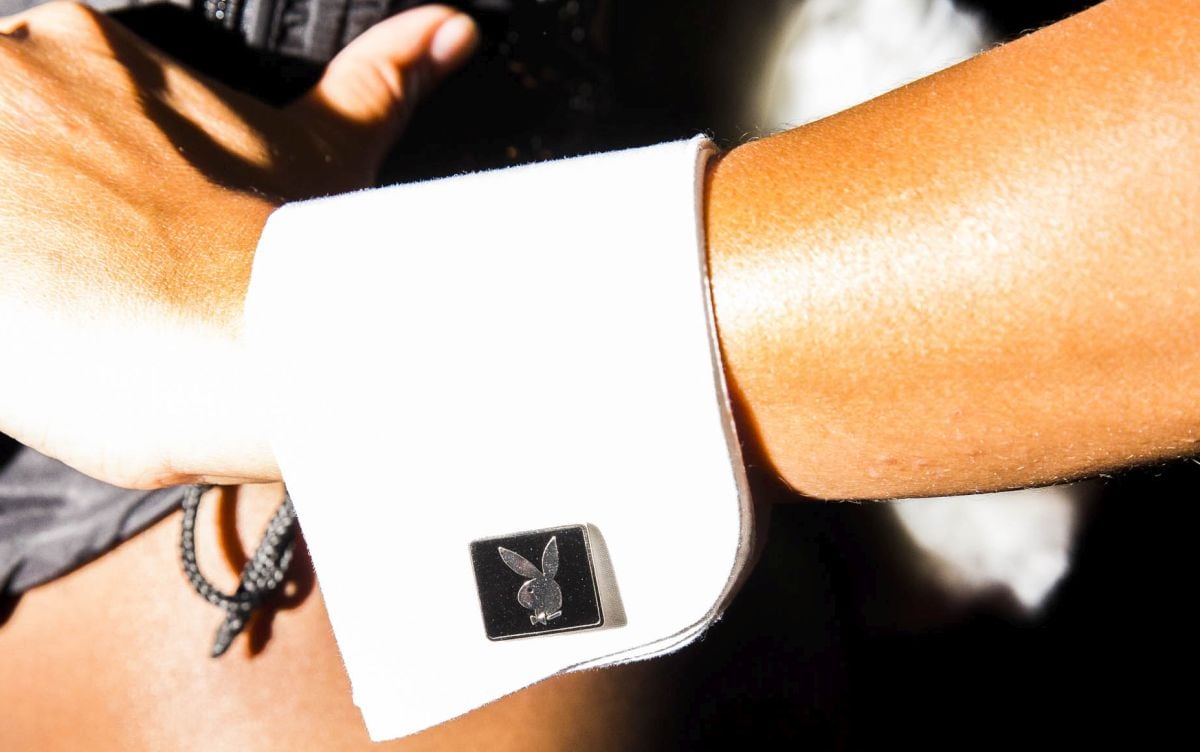 Un gemelo de conejita de Playboy en la muñeca de una camarera conejita en la fiesta de inauguración del Club Playboy en Nueva York el 12 de setiembre de 2018. Foto: David Williams/Bloomberg