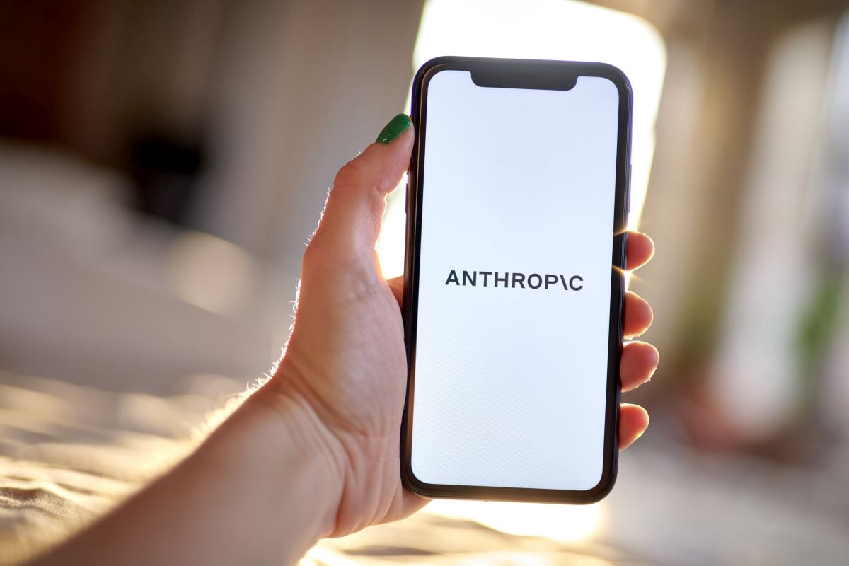 El logotipo de Anthropic en un teléfono inteligente.