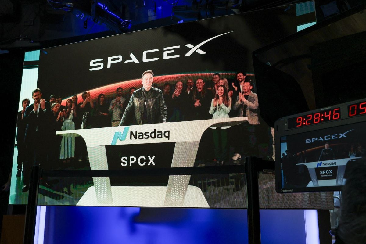 El director ejecutivo de SpaceX, Elon Musk, quien apareció en una pantalla de forma remota desde la sede de SpaceX en Starbase, Texas, habla antes del lanzamiento de la oferta pública inicial (OPI) de SpaceX en el Nasdaq MarketSite de Nueva York el 12 de junio de 2026. (Foto de TIMOTHY A. CLARY / AFP)