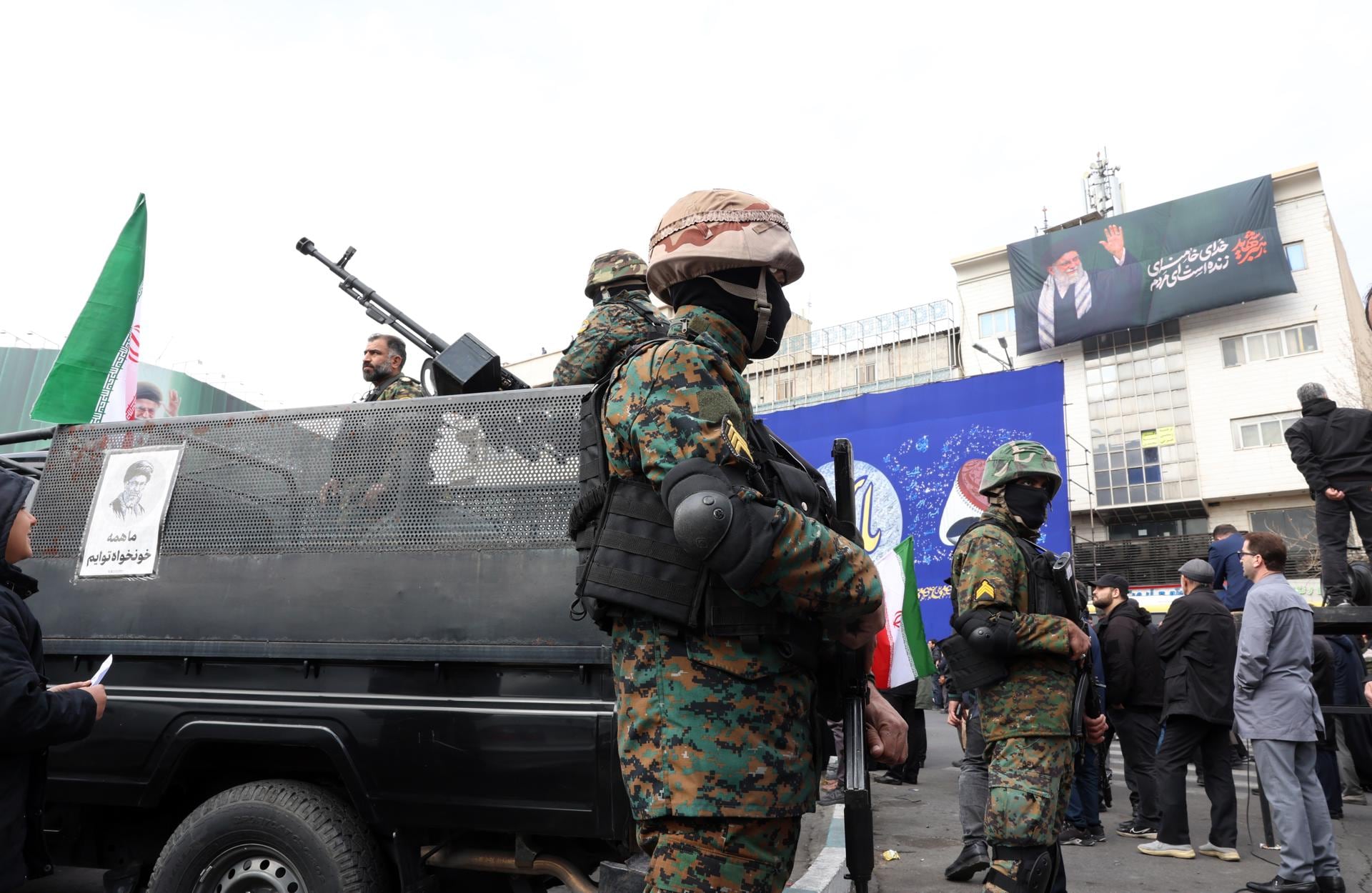 Fuerzas de seguridad de Irán vigilan durante un funeral multitudinario por los comandantes del Cuerpo de la Guardia Revolucionaria de Irán (CGRI), el 11 de marzo de 2026. (EFE/EPA/ABEDIN TAHERKENAREH).