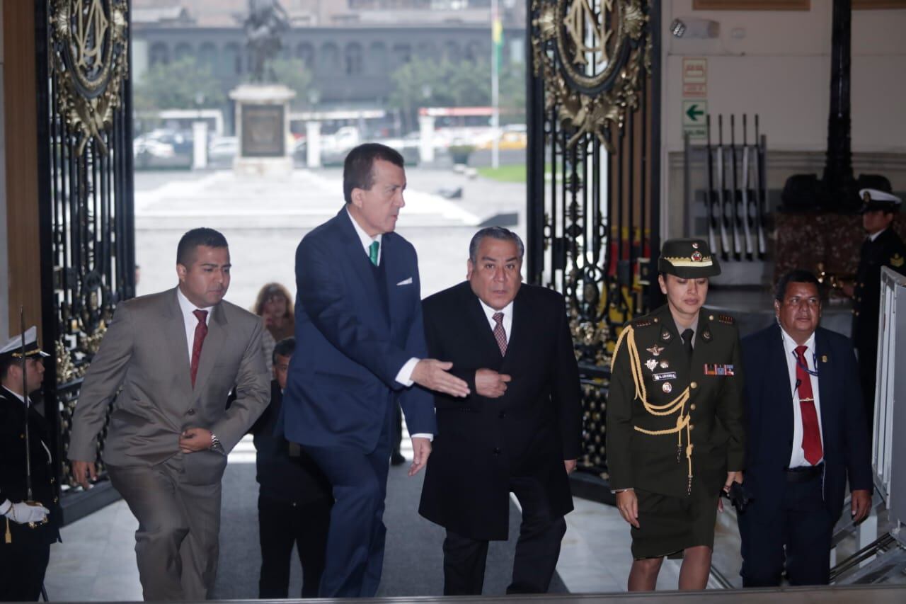 Gustavo Adrianzén, titular del Consejo de Ministros, llegó al Congreso para reunirse con el presidente de esa institución, Eduardo Salhuana. (Foto: Hugo Pérez / @photo.gec)