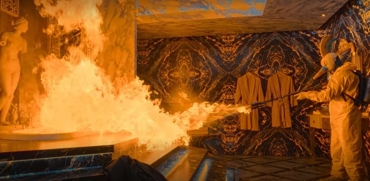 En "1992", el momento en el que un sujeto con una máscara de Curro prende fuego (Foto: Pokeepsie Films)