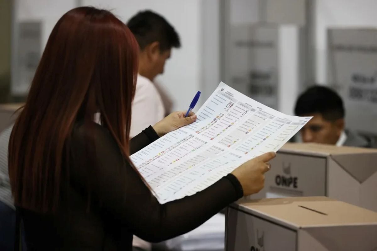 ONPE explicó que la presencia de partidos inexistentes en su plataforma respondió a un error en la publicación de material de prueba, sin afectar los resultados. Foto: EFE.
