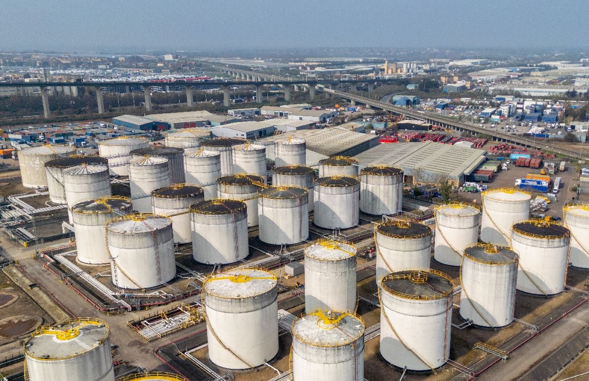 Petróleo toca máximos de cinco meses ante nuevos riesgos en Medio Oriente