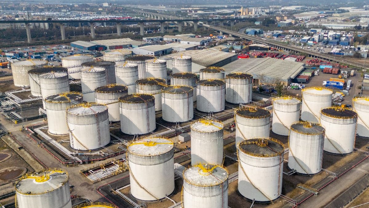 Petróleo toca máximos de cinco meses ante nuevos riesgos en Medio Oriente