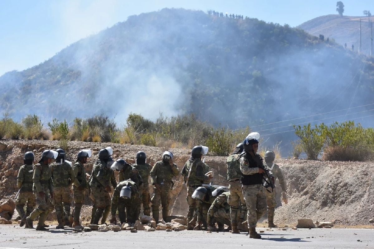La policía militar de Bolivia despeja una carretera bloqueada por manifestantes antigubernamentales en Llavini el domingo 21 de junio de 2026. (Foto: AP/Dico Soliz)
