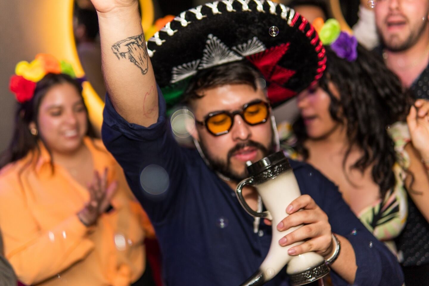 El perfil de consumo de Rosa Mezcal está está dirigido en un 90% al público femenino y en un 10% al masculino.