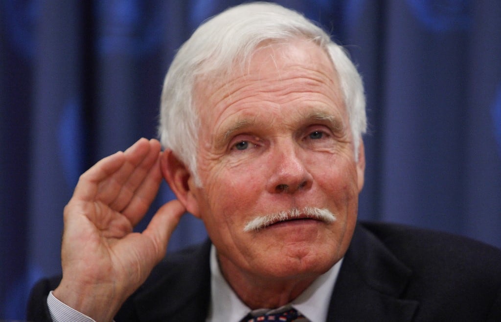 Ted Turner, presidente de Turner Enterprises y de la Fundación de las Naciones Unidas, escucha una pregunta durante una conferencia de prensa el 1 de abril de 2008 en las Naciones Unidas en Nueva York. Don EMMERT / AFP