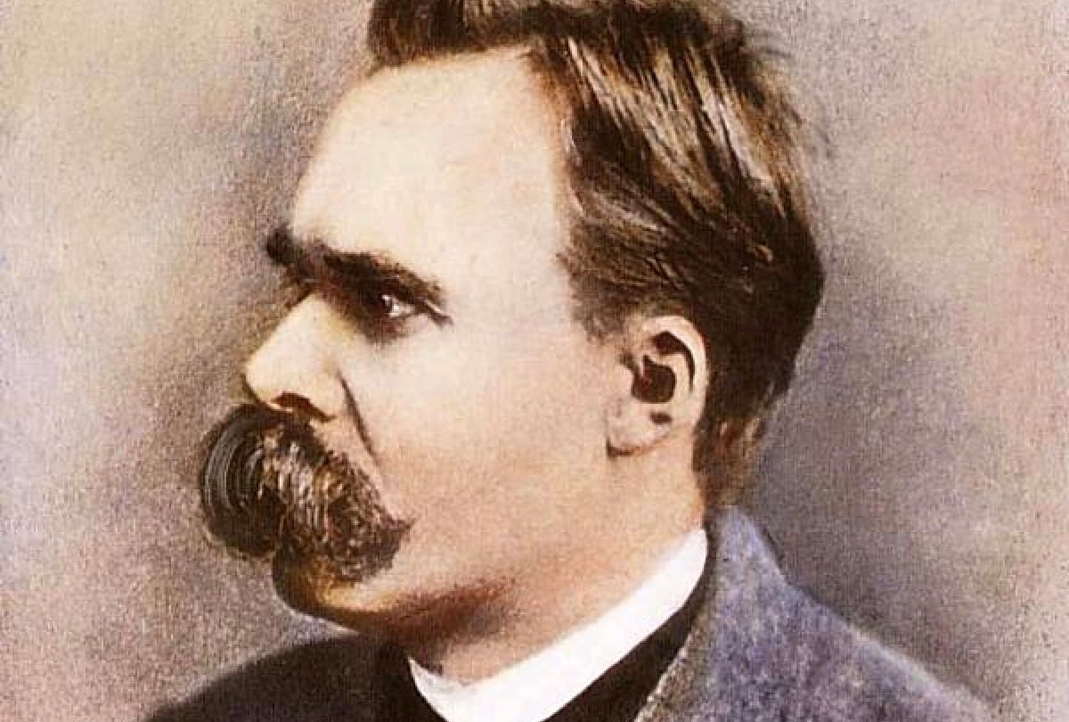 La frase de Friedrich Nietzsche destaca que elevarse puede generar distancia frente a quienes no comprenden nuestro camino. | Crédito: Wikimedia Commons / Autor desconocido