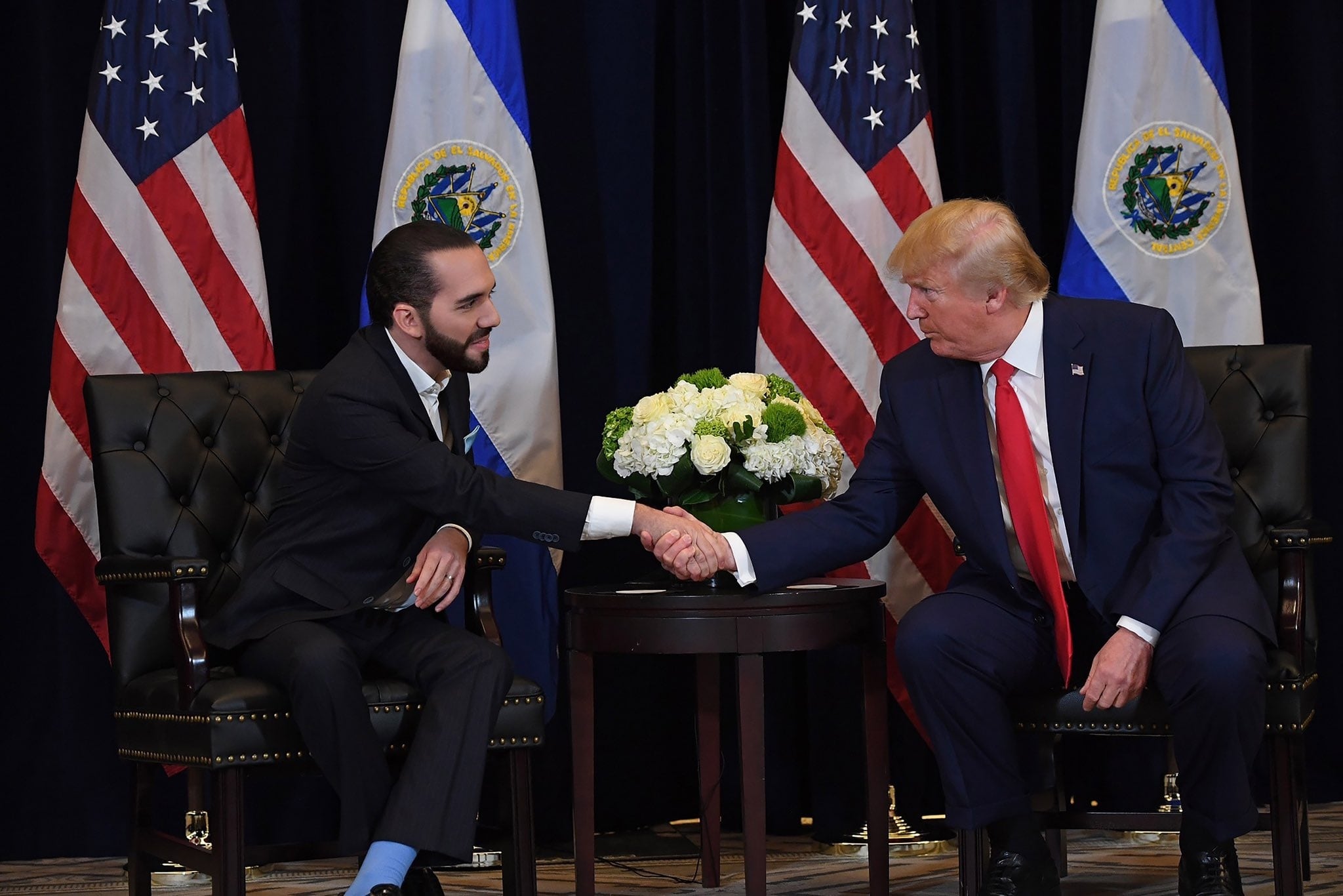 (Foto de ARCHIVO) El presidente de El Salvador, Nayib Bukele, y el expresidente de Estados Unidos Donald Trump.