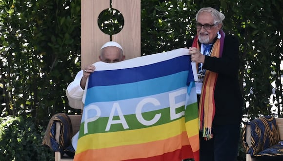El padre Alex Zanotelli presenta una bandera donde dice paz al papa Francisco durante un encuentro en Verona, el 18 de mayo de 2024. (Foto de Marco BERTORELLO / AFP).