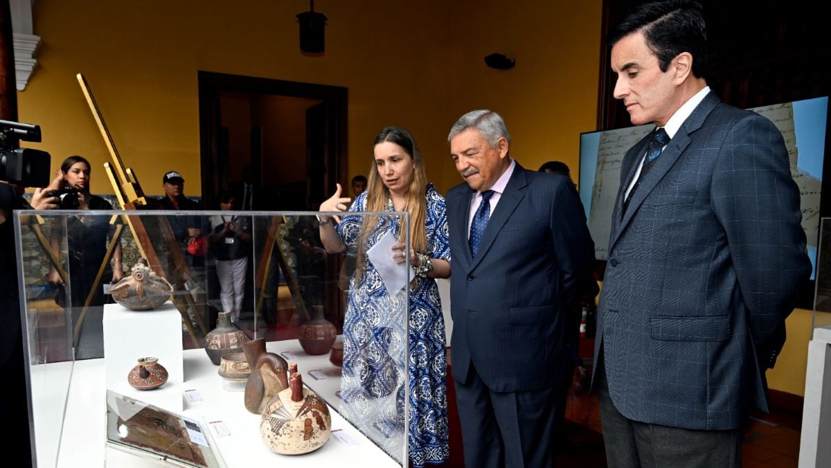 El canciller Carlos Espá encabezó en el Palacio de Torre Tagle la ceremonia de entrega de 342 bienes culturales recuperados. Foto: Cancillería.