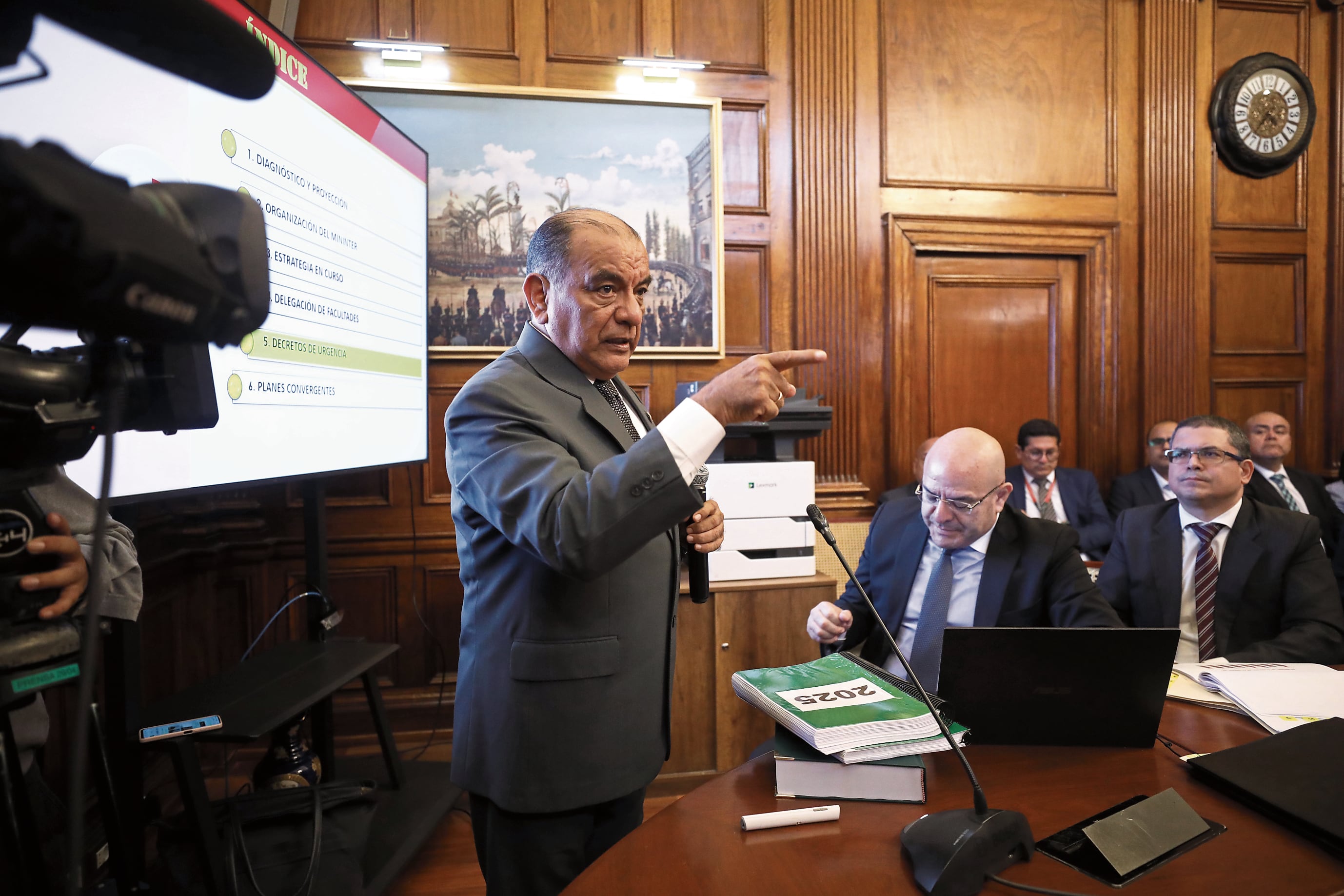 José Antonio Chang calificó de apresurada la moción contra el titular del Interior, mientras Mauricio Arnillas sostuvo que el Congreso demora herramientas solicitadas por el Ejecutivo para enfrentar el crimen organizado.. Foto: Antonio Melgarejo/ @photo.gec