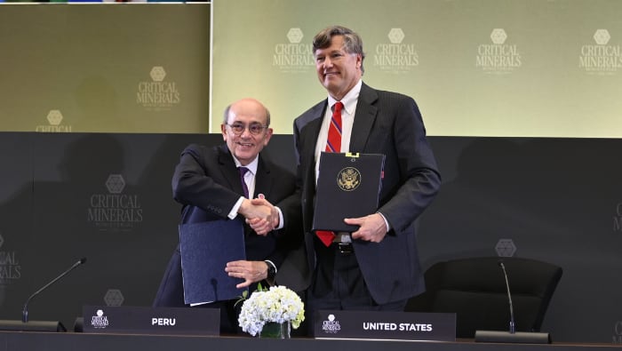El canciller Hugo de Zela (izquierda) durante la Reunión Ministerial sobre Minerales Críticos, que reunió a representantes de 55 países en Washington D.C. a inicios de febrero. Foto: Cancillería.