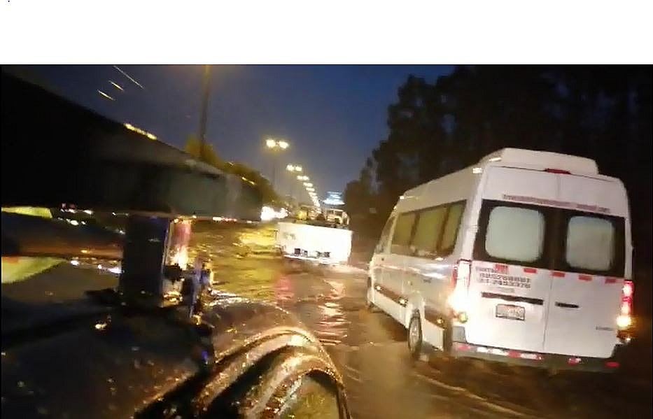 La situación ha dejado a cientos de vehículos varados en ambos sentidos, entre buses interprovinciales, camiones de carga, autos y camionetas. ( Captura VIDEO - referencial)