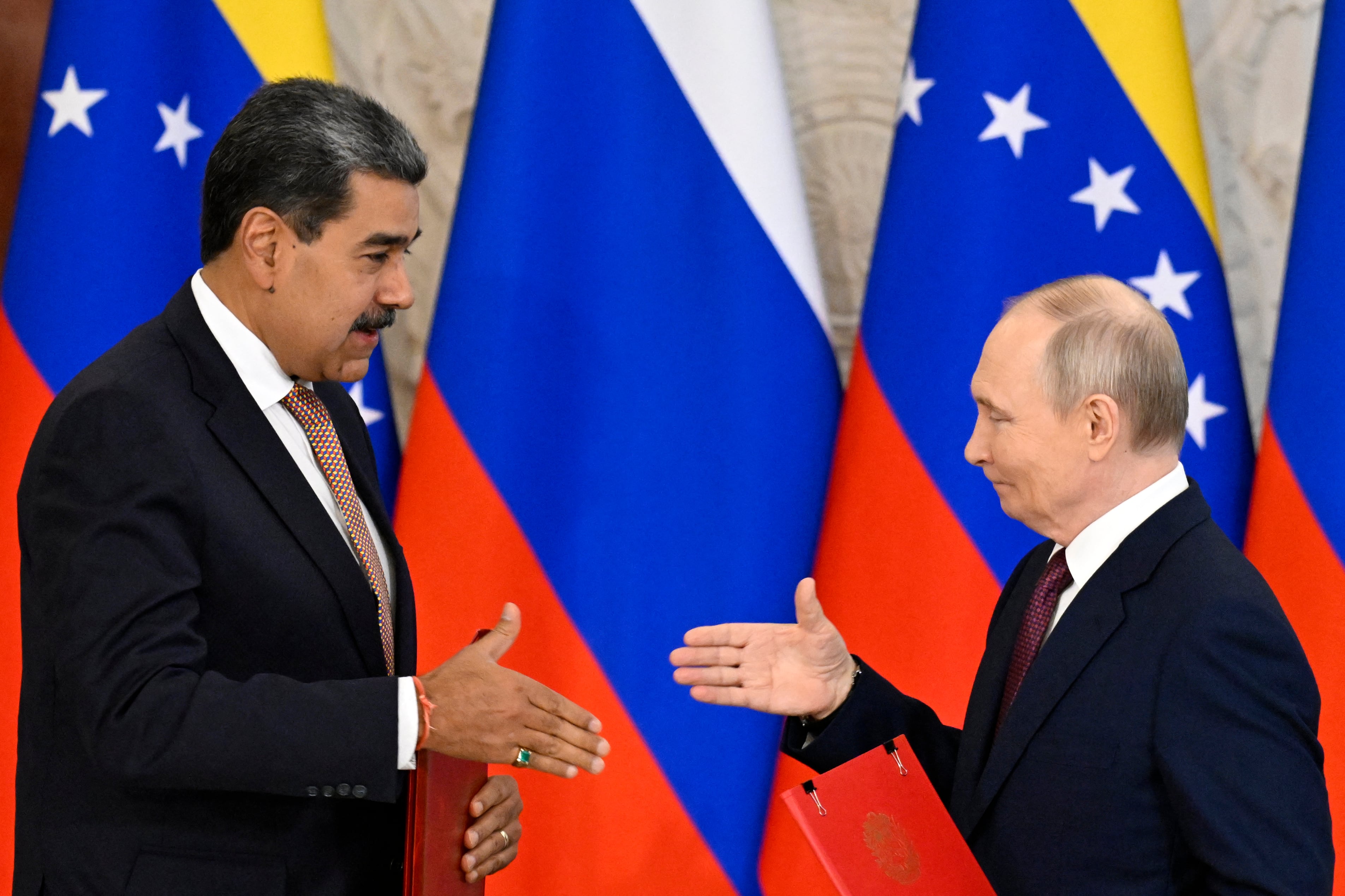 Las autoridades rusas, incluido el presidente, Vladímir Putin, han eludido arremeter directamente contra el presidente de Estados Unidos, Donald Trump, por ordenar la captura de Maduro. (Foto de Alexander NEMENOV / AFP).