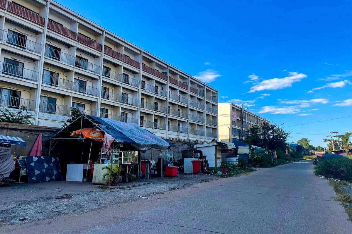 Un supuesto centro de estafas en el norte de Nom Pen tras ser abandonado. Las mafias que desde espacios casi carceleros del Sudeste Asiático, sobre todo en Camboya y Birmania, llevan a cabo multimillonarias y sofisticadas estafas digitales, según denuncias de la ONU y numerosas organizaciones, han puesto el foco recientemente en España y Latinoamérica, con la creciente captación de nativos que les faciliten encontrar víctimas de fraudes en sus países de origen.-EFE/ Noel Caballero