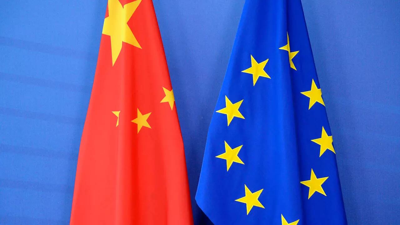 Una bandera china y otra de la UE, el 29 de junio del año 2015 durante una cumbre en Bruselas Thierry Charlier AFP/Archivos