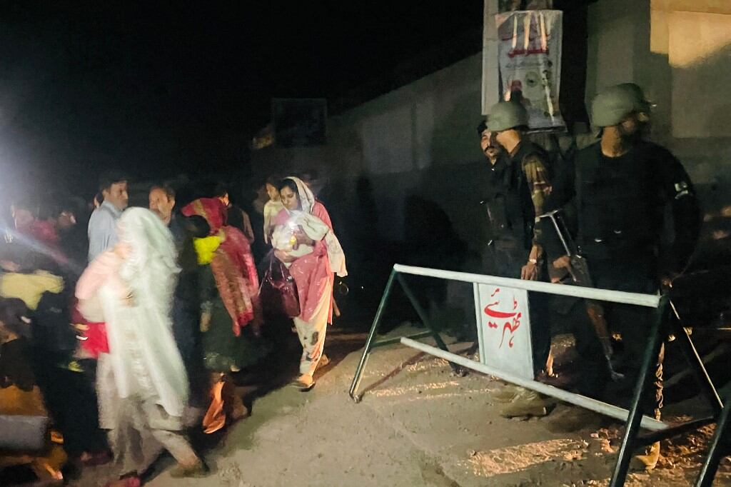 Personal de seguridad acordonó una calle mientras residentes evacuaban sus hogares cerca del lugar de un ataque en Muzaffarabad, capital de la Cachemira administrada por Pakistán, el 7 de mayo de 2025. India disparó misiles contra territorio pakistaní la madrugada del 7 de mayo, en una importante escalada de tensiones entre los rivales, quienes poseen armas nucleares. Islamabad prometió represalias. (Foto de Sajjad QAYYUM / AFP)