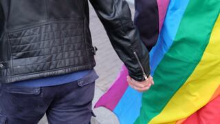 Los hombres se toman de la mano en Holanda en apoyo a los gays