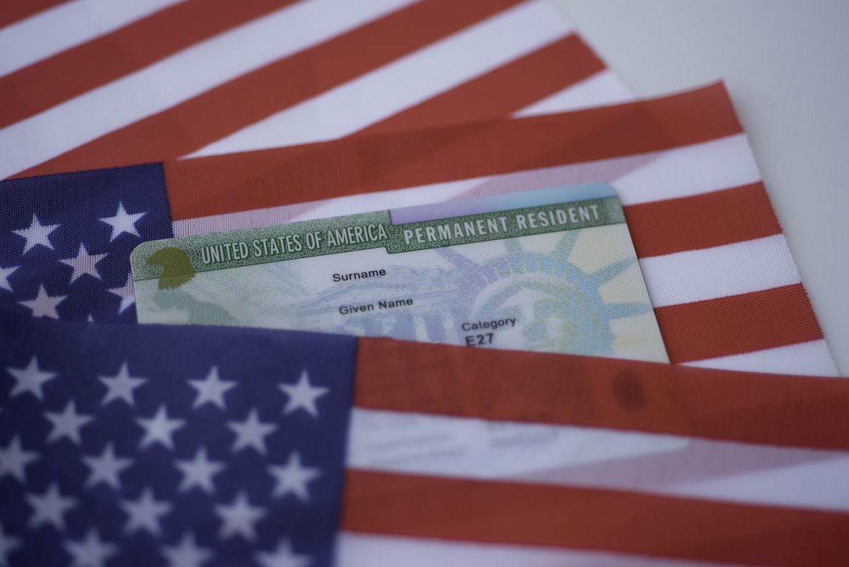 Los residentes con Green Card en EE.UU. buscan alternativas de financiamiento tras los cambios en los programas de apoyo empresarial. | Crédito: Evgenia Parajanian / iStock