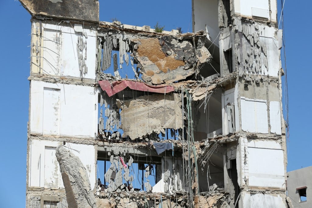 Una fotografía muestra la destrucción causada por un ataque aéreo israelí contra un complejo religioso chiíta el día anterior en la ciudad costera de Sidón, al sur del Líbano, el 9 de abril de 2026. (Foto de Mahmoud ZAYYAT / AFP)