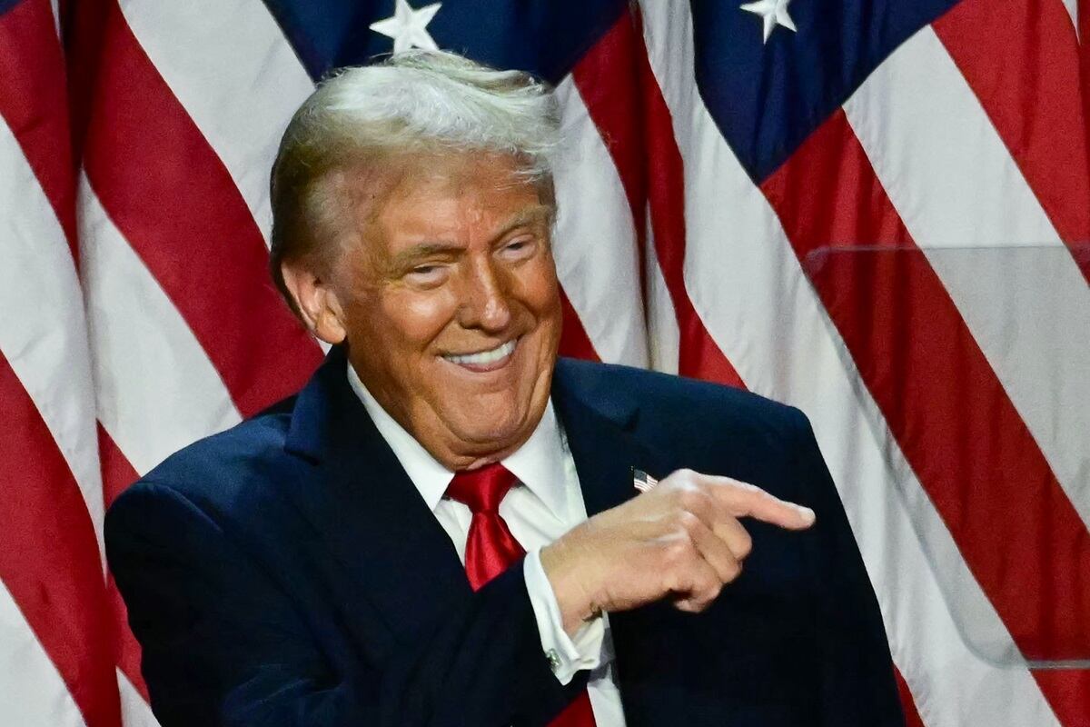 Donald Trump, presidente electo de Estados Unidos, apunta al cambio de horario (Foto: AFP)