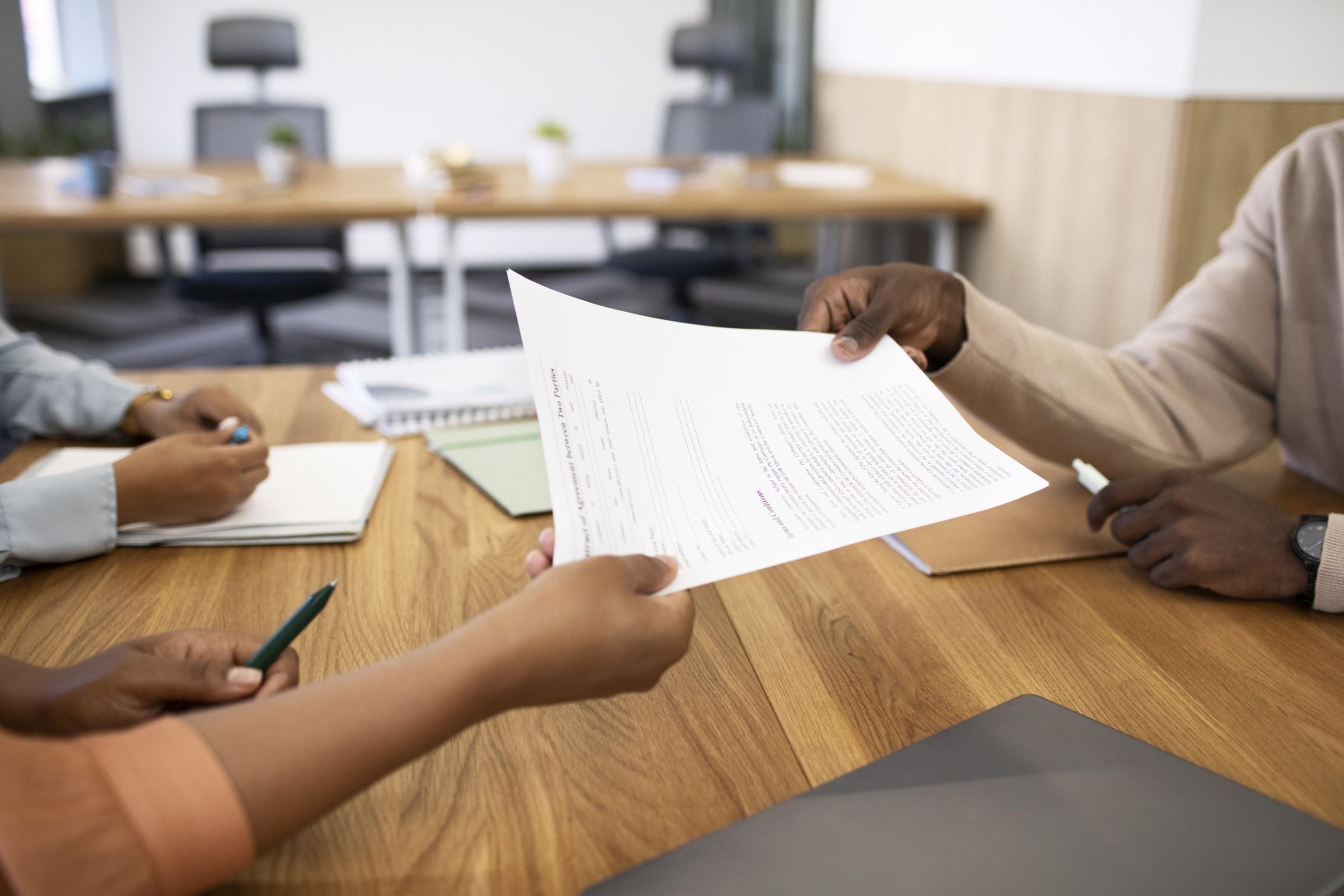 El 47.7% de los jóvenes identifica la falta de experiencia como su principal barrera y, del otro lado del mostrador, el 63% de los empleadores no logra cubrir sus vacantes, según ManpowerGroup. (Foto: Diseñado por Freepik)