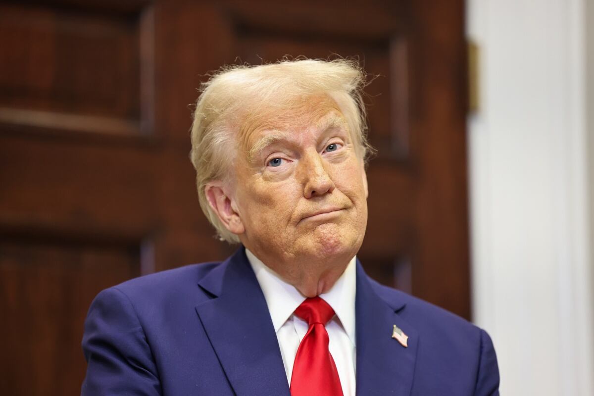 El presidente de Estados Unidos, Donald Trump, aseguró que buscarán dialogar con Putin para que se firme la paz en Ucrania y Rusia. Foto de EFE/EPA/AARON SCHWARTZ