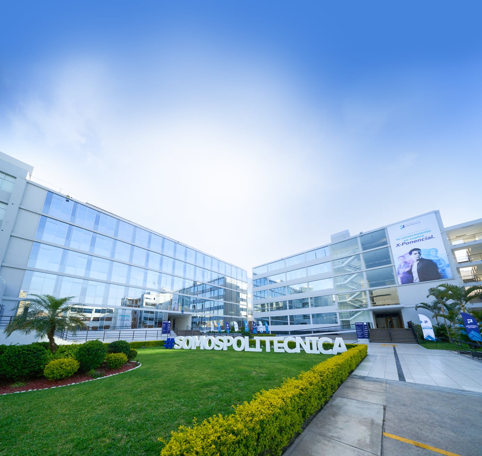 Las aulas híbridas de la Universidad Politécnica del Perú (UPP) están equipadas con cámaras de 360°, pizarras digitales y conexión simultánea para alumnos presenciales y remotos. (Foto: UPP)