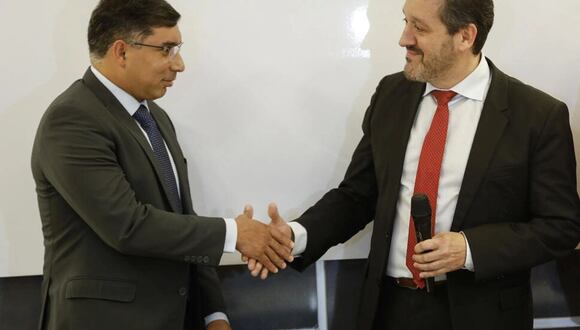 El ministro de Petróleo de Venezuela, Pedro Tellechea, saluda al representante de Repsol, Luis García, tras la firma de un acuerdo en materia petrolera en Caracas.  Pedro Rances Mattey / AFP/Archivos