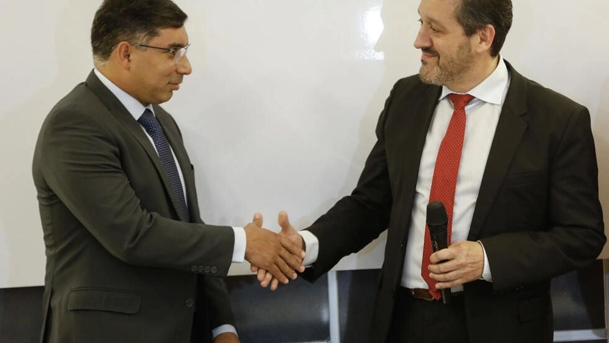 El ministro de Petróleo de Venezuela, Pedro Tellechea, saluda al representante de Repsol, Luis García, tras la firma de un acuerdo en materia petrolera en Caracas. Pedro Rances Mattey / AFP/Archivos