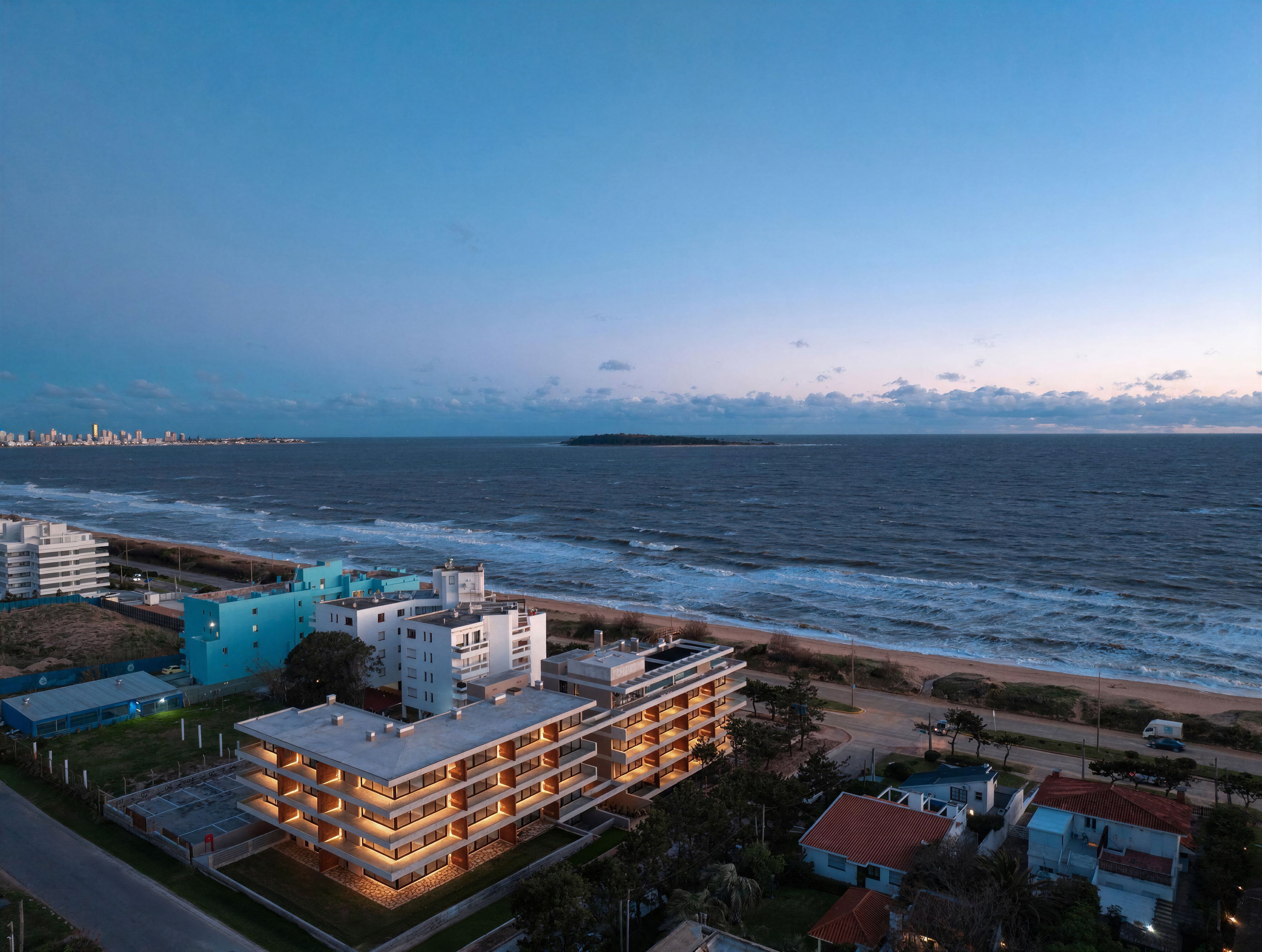 INTIPA es el primer proyecto propio de Grupo Caral en Punta del Este y está ubicado frente a Playa Mansa.