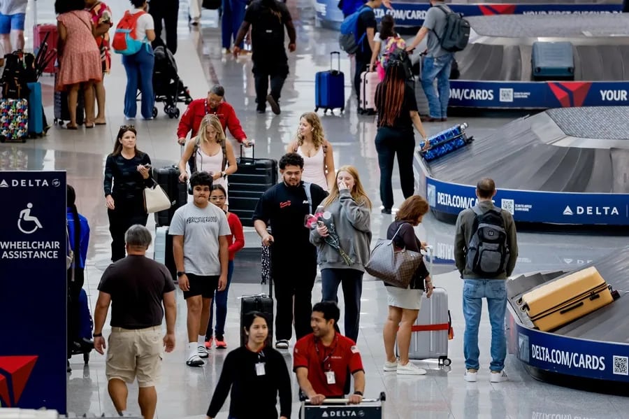 Fotografía de archivo de pasajeros en un aeropuerto de Estados Unidos. EFE/Erik S. Lesser