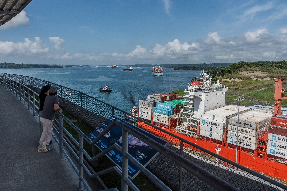 Un buque portacontenedores navega por las esclusas de Agua Clara del Canal de Panamá, cerca de Colón, Panamá. Fotógrafo: Walter Hurtado/Bloomberg