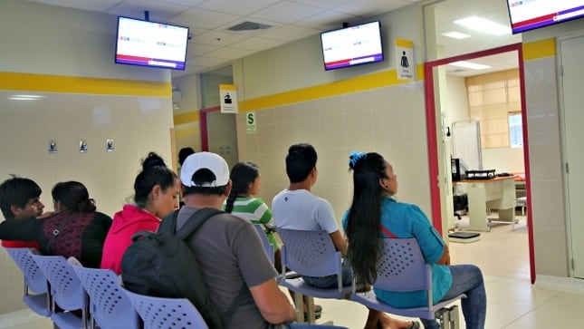 Pacientes esperan atención en centros de salud. Foto: gob.pe