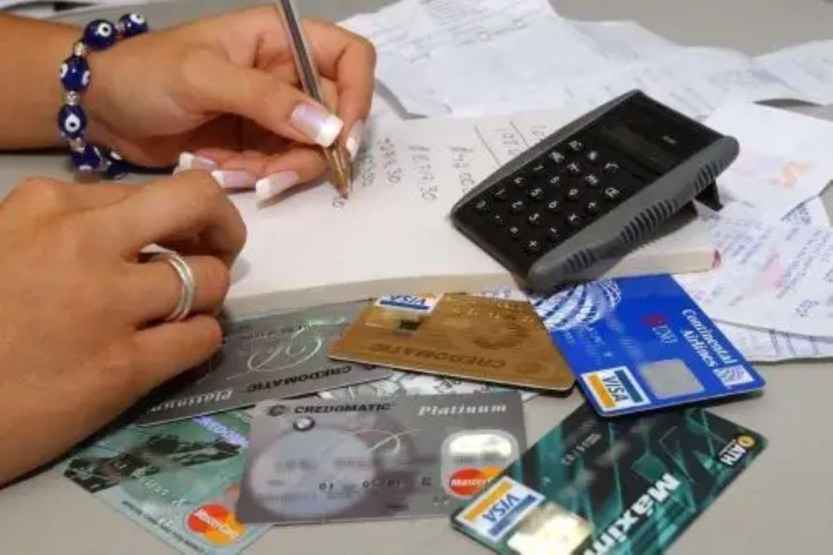 Especialista recomienda evaluar la capacidad de pago antes de asumir microcréditos para evitar el sobreendeudamiento y proteger la estabilidad financiera del negocio. Foto: Andina.