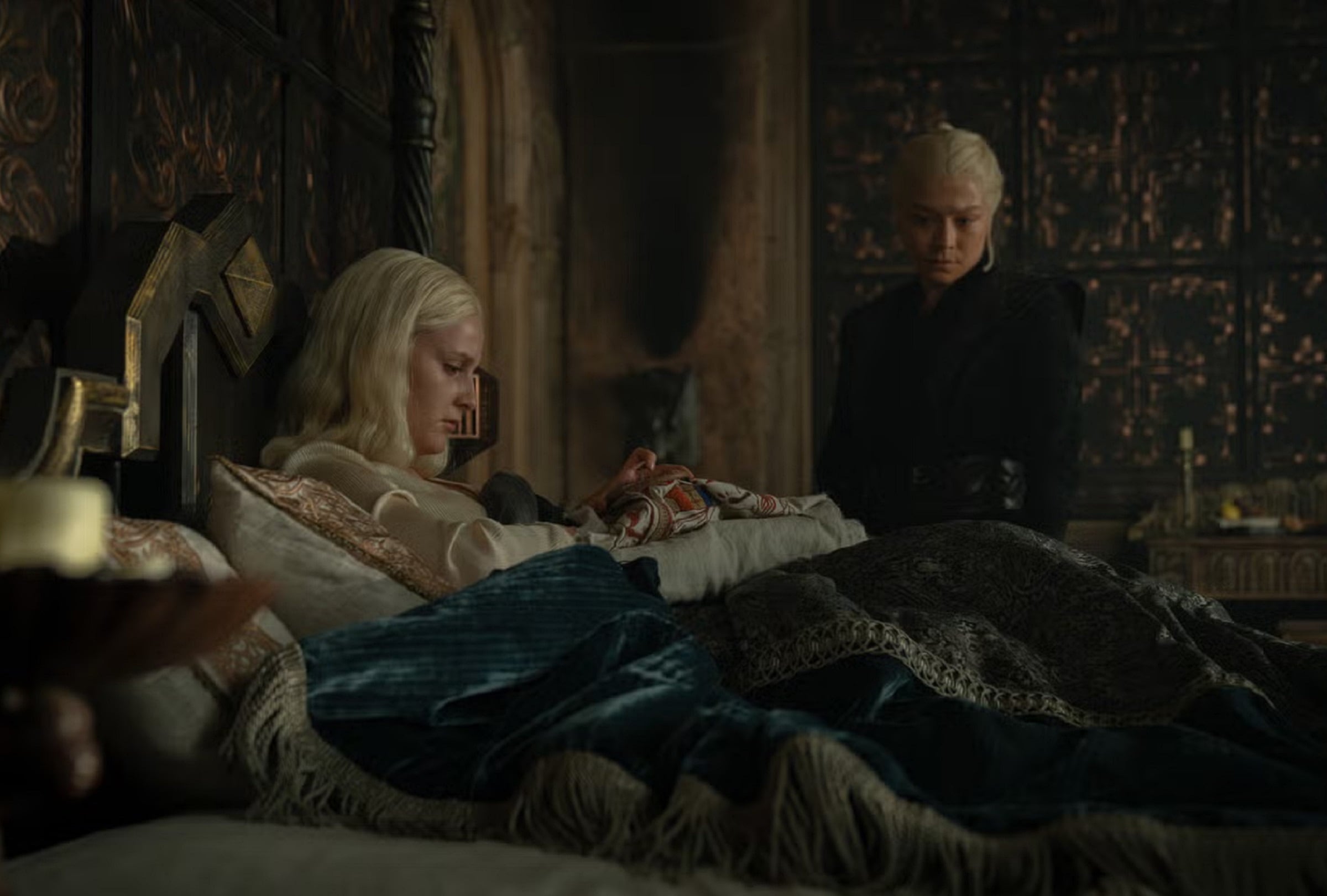 Rhaenyra Targaryen (Emma D’Arcy) presiona a Helaena Targaryen (Phia Saban) para saber más de sus visiones en el séptimo episodio de la tercera temporada de "House of the Dragon" (Foto: HBO)