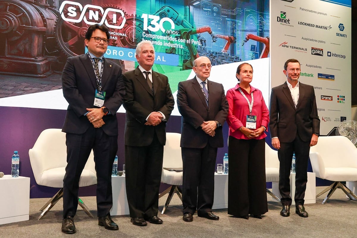 En la foto se encuentra Claudio Rodríguez, presidente ejecutivo de Grupo Gloria; Alex Daly, director de la SNI; el excanciller Hugo De Zela; Rosario Bazán, presidenta ejecutiva de Danper; y Pedro Lerner, CEO del Grupo UNACEM. (Foto: SNI)