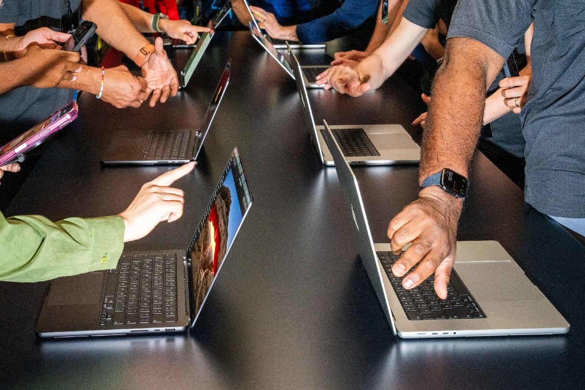 Clientes prueban el portátil MacBook Pro de Apple con pantalla táctil durante un evento en Los Ángeles el 28 de octubre.