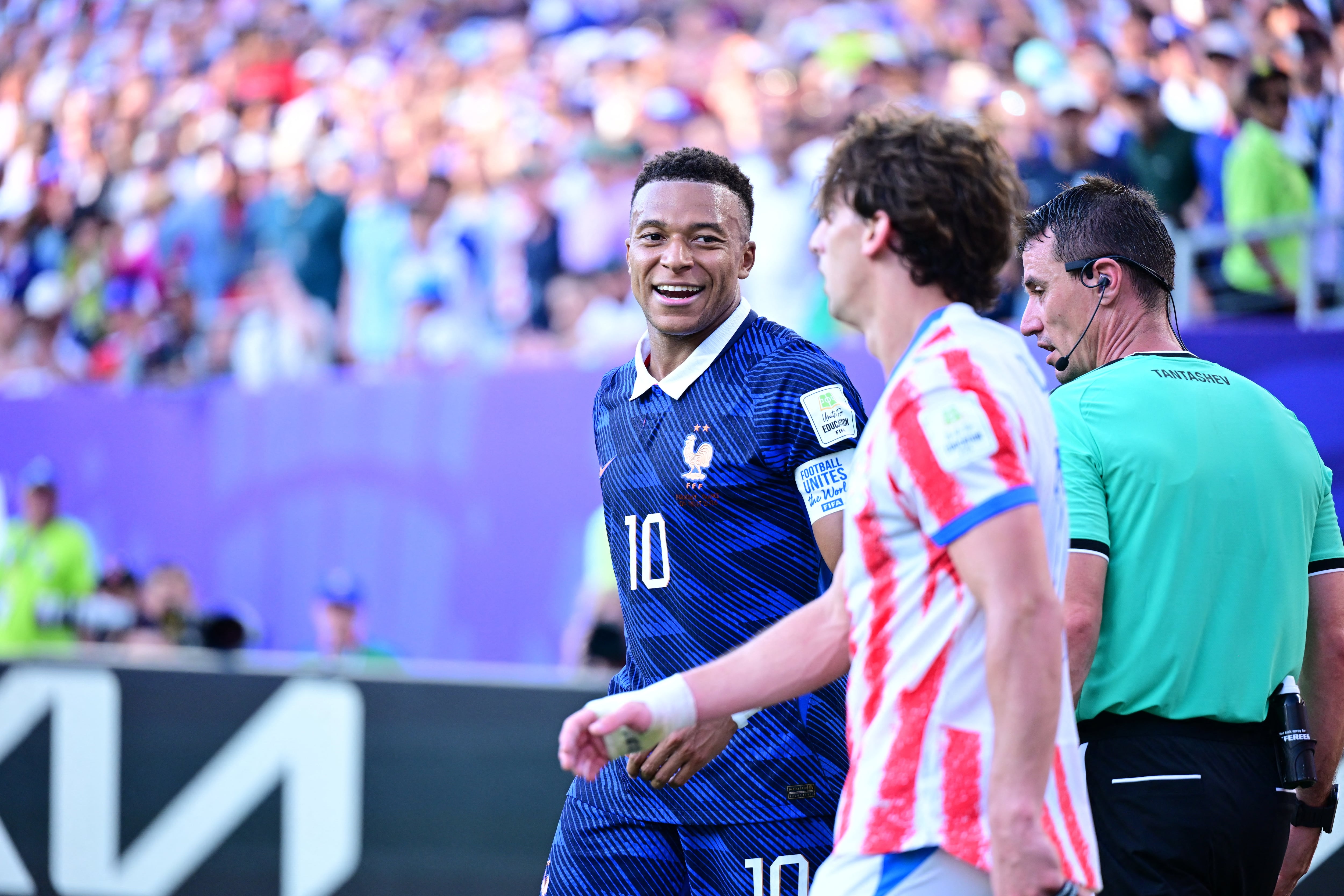 Kylian Mbappé celebra tras el partido de octavos de final de la Copa Mundial de la FIFA 2026 entre Paraguay y Francia en el Lincoln Financial Field en Filadelfia, Pensilvania, Estados Unidos, el 4 de julio de 2026. (Foto de ABDULHAMID HOSBAS / Anadolu vía AFP).
