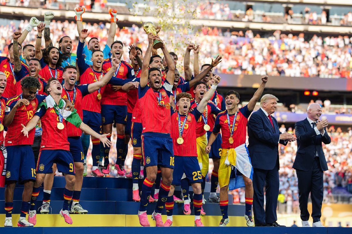 El presidente Trump y el presidente de la FIFA, Infantino, permanecen en el escenario mientras España levanta el trofeo de campeón tras la final de la Copa Mundial de la FIFA 2026 en el estadio de Nueva York, Nueva Jersey, el 19 de julio.
