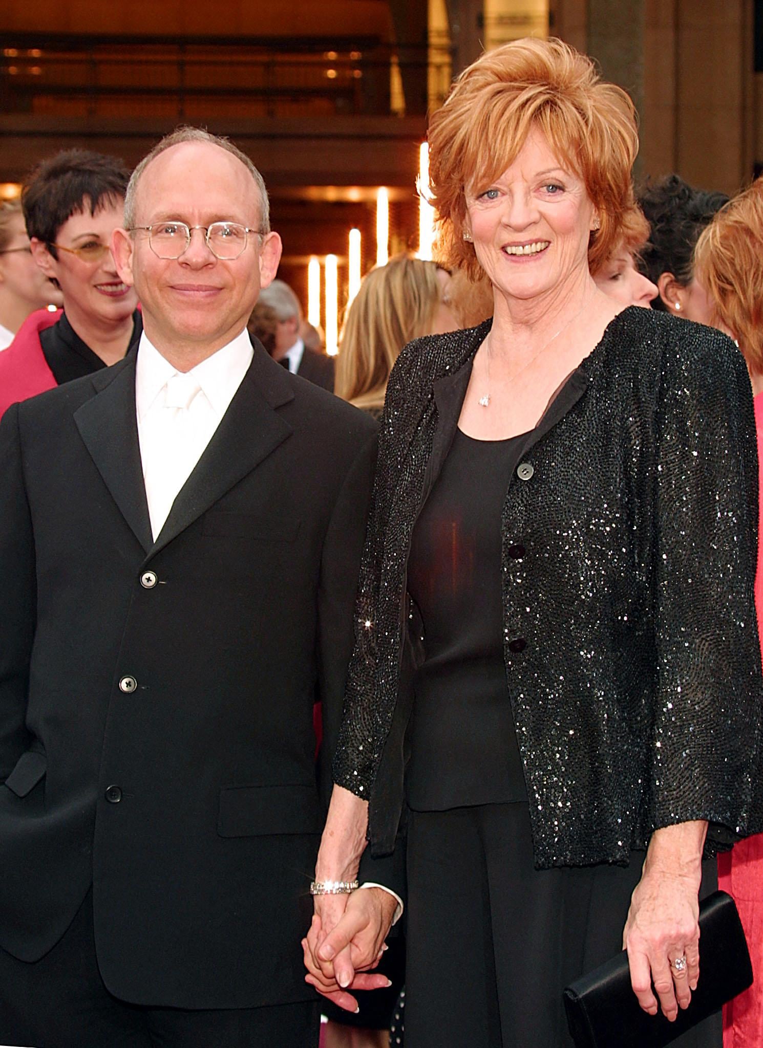 La actriz británica Maggie Smithllega junto al productor Bob Balaban, el 24 de marzo de 2002, al Teatro Kodak en Hollywood, California (Foto: LEE CELANO / AFP)