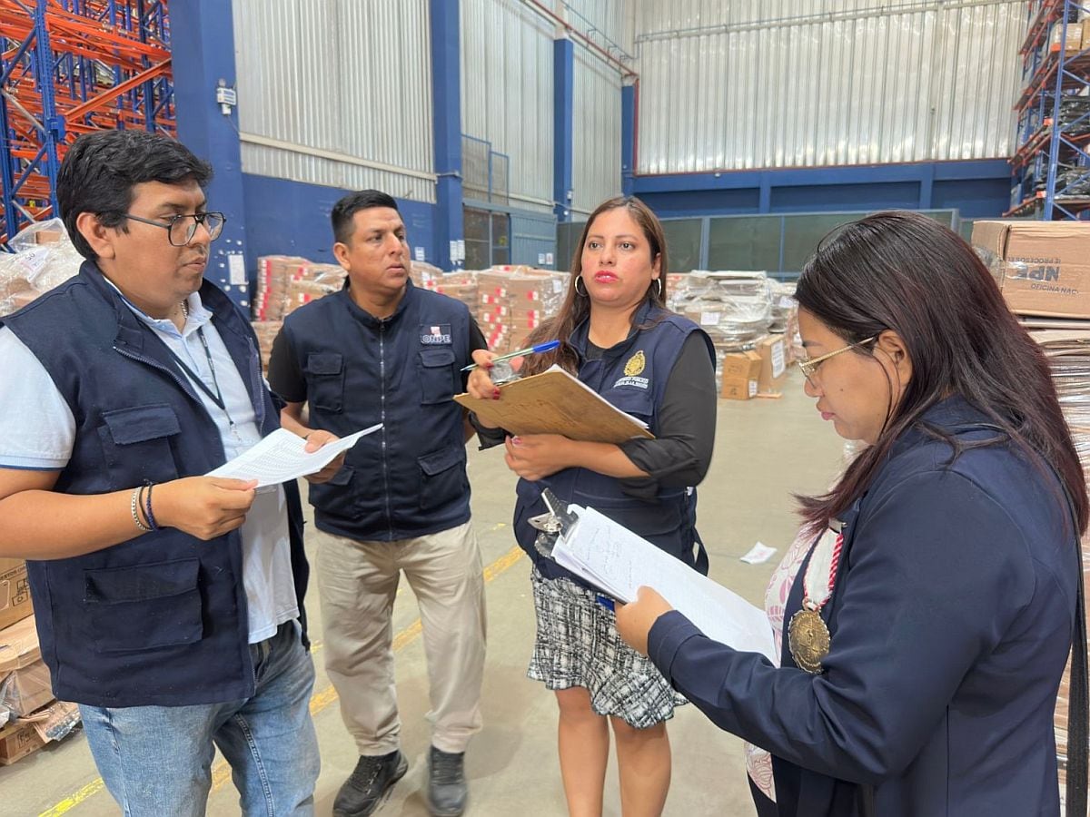 Personal de la fiscalía inspecciones labor de la ONPE y JNE en almacén de Lurín. (Foto: Fiscalía)