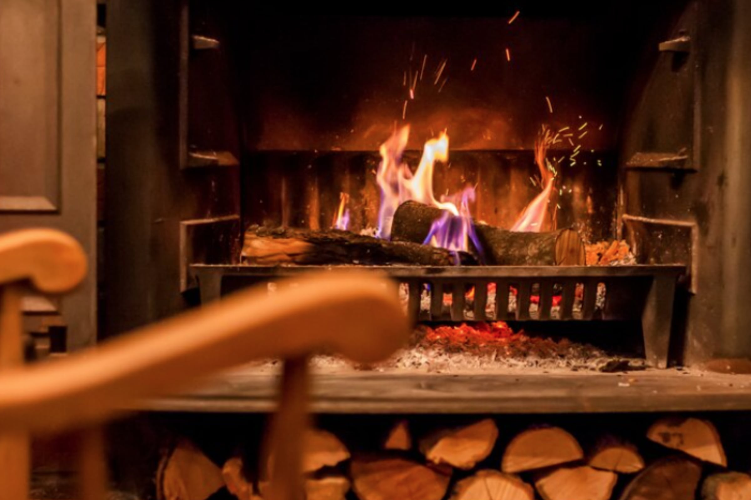 Encender la chimenea también suele ser causante de la aparición de monóxido de carbono en el hogar. (Crédito: freepik)