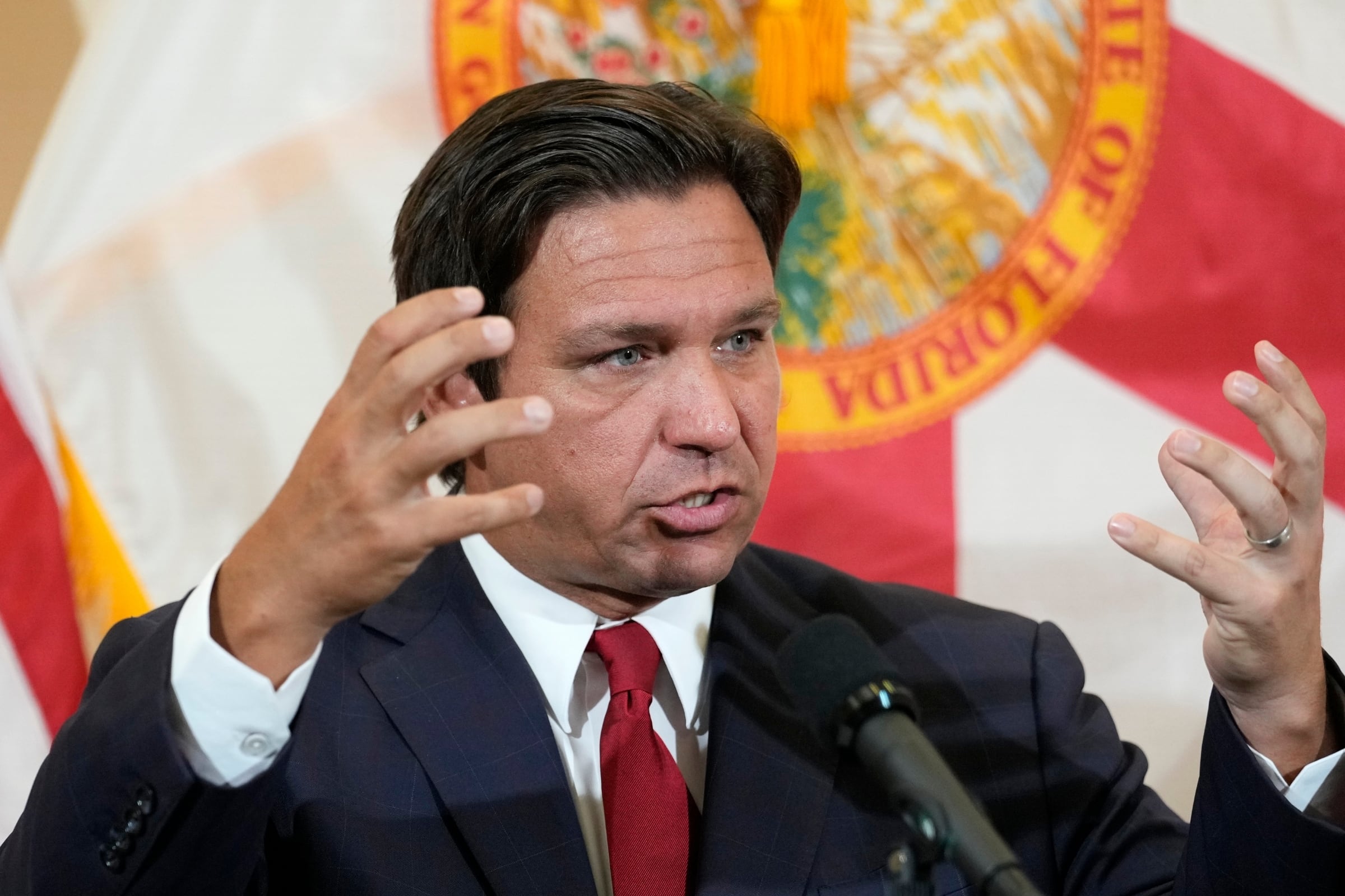 El gobernador Ron DeSantis firmó esta ley que entrará en vigor el 1 de octubre (Foto: AP)